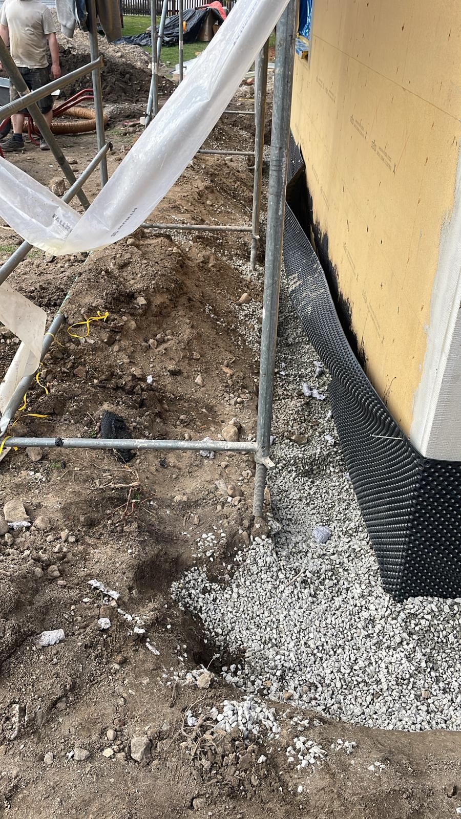 Ausgangslage: freigelegter Sockel mit Abdichtung und Drainage an einem Haus in Braunschweig