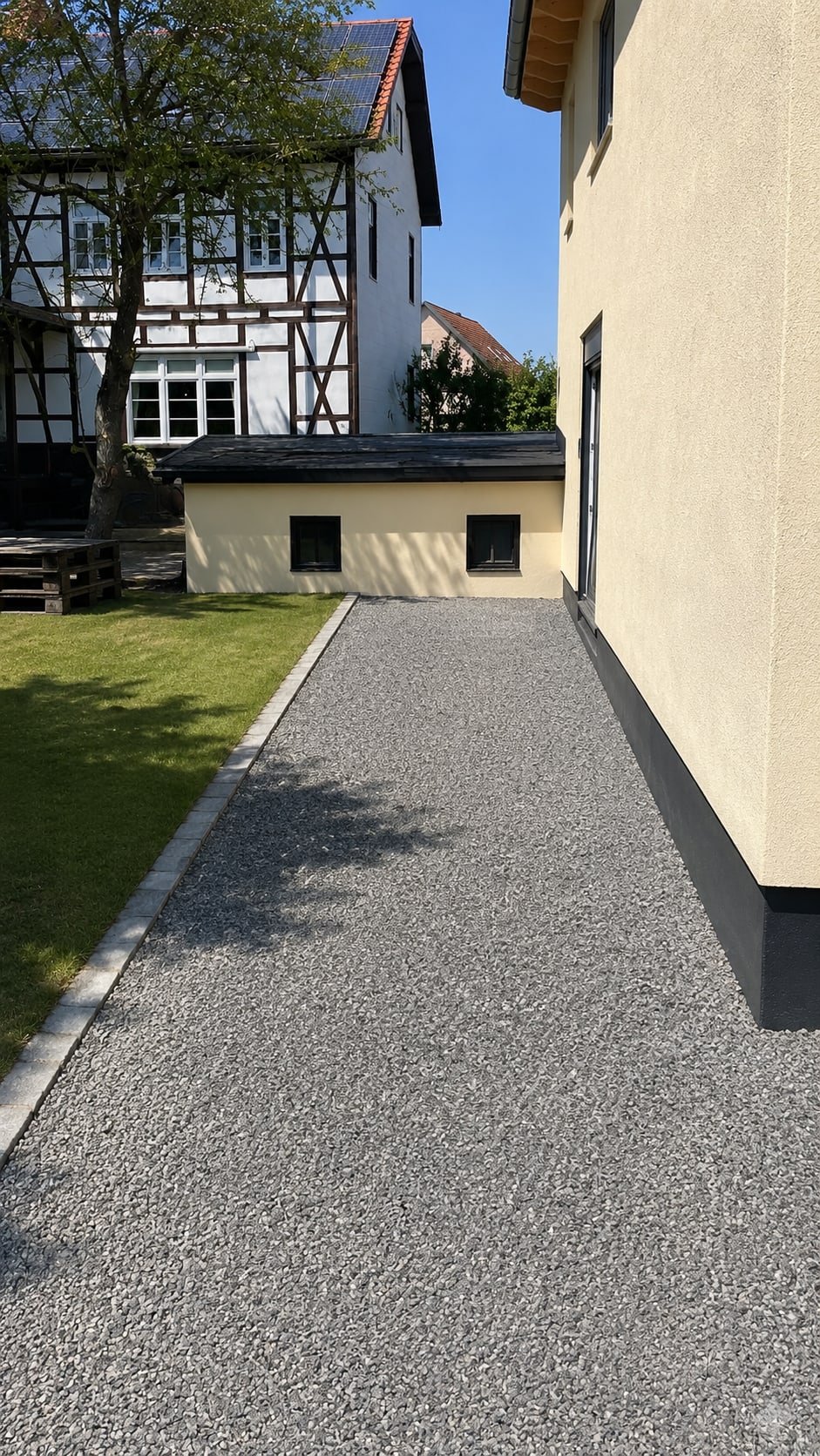 Ergebnis: sauber verputzte Fassade mit Sockelabschluss und Kiesstreifen in Braunschweig