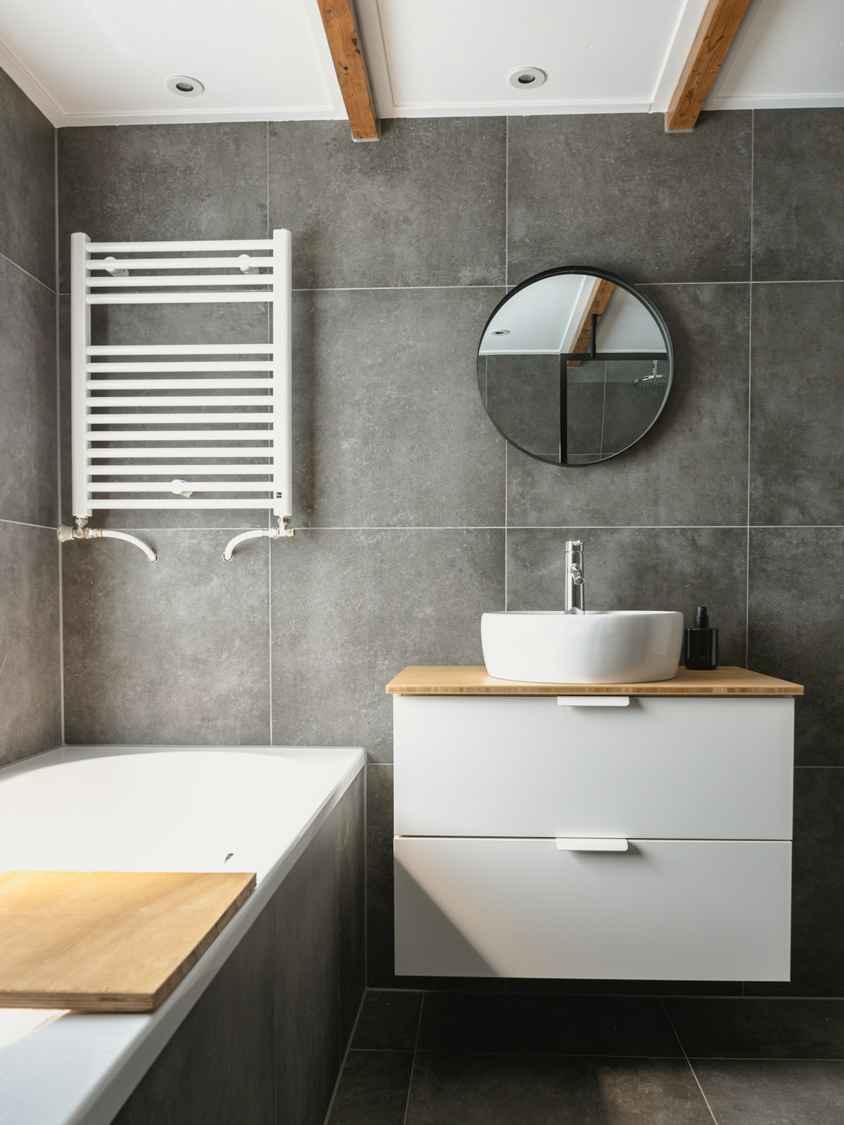 Modern saniertes Bad mit Waschbecken und Fliesen in Braunschweig