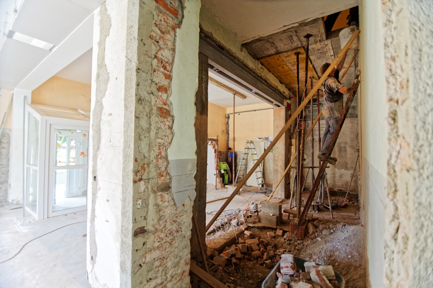 Renovierungsarbeiten an Wand und Decke in Braunschweig
